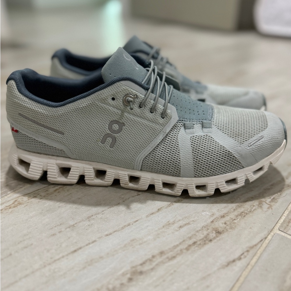 Women’s On Running Cloud 5 sneakers size 10
